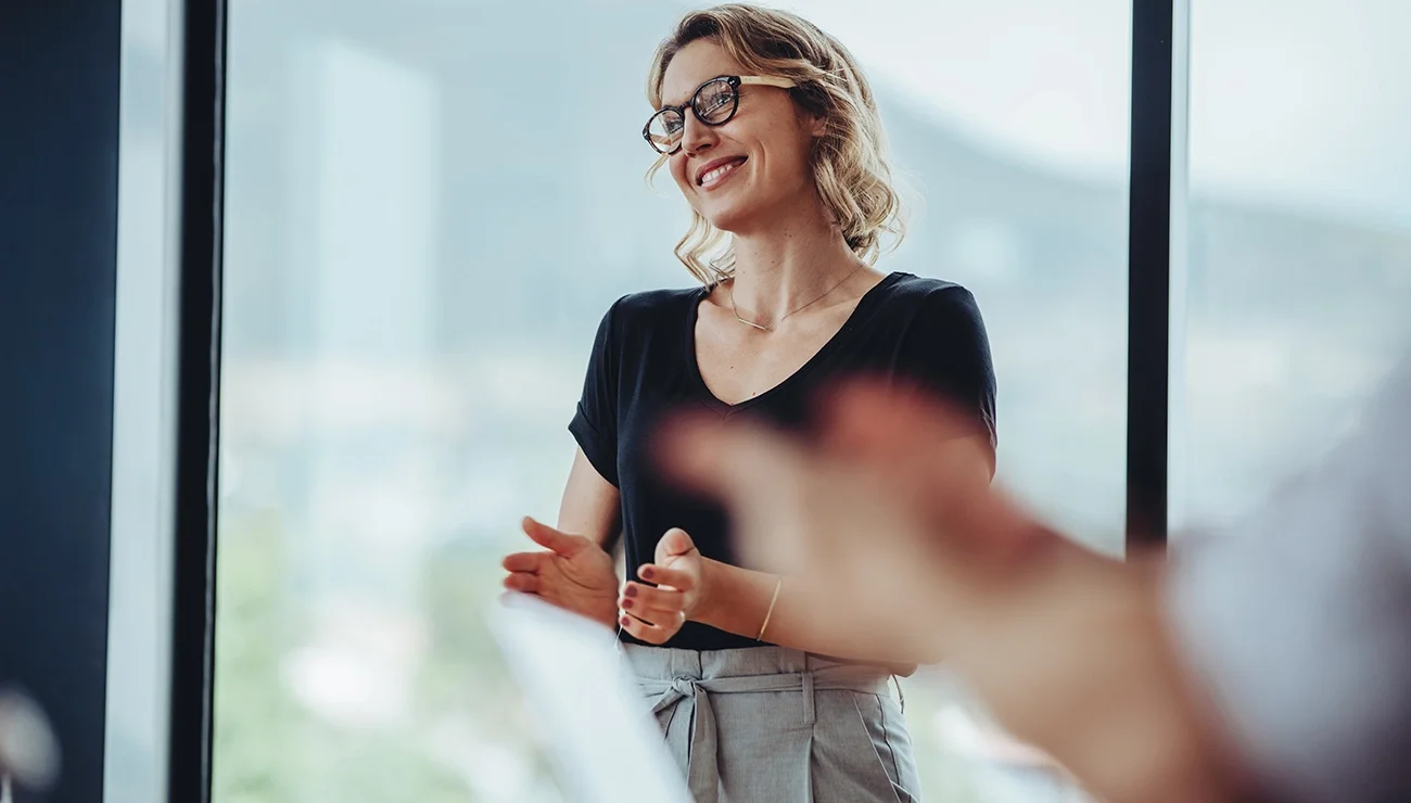 Collega applaudisseert in zakelijke setting