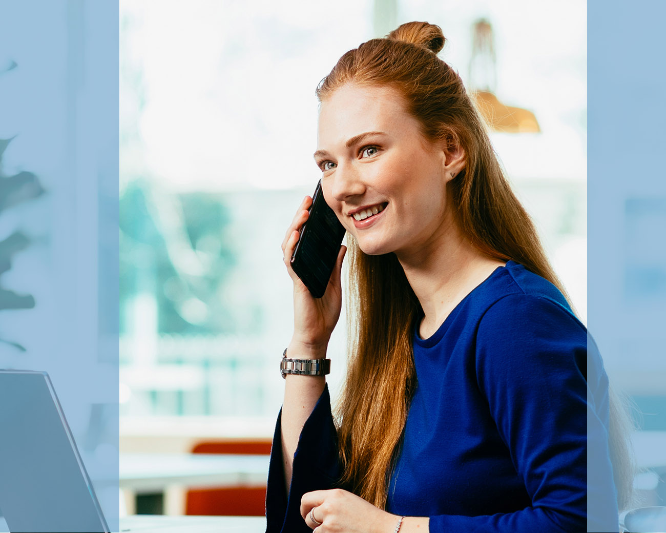 Schoevers student Anne Marie aan de telefoon