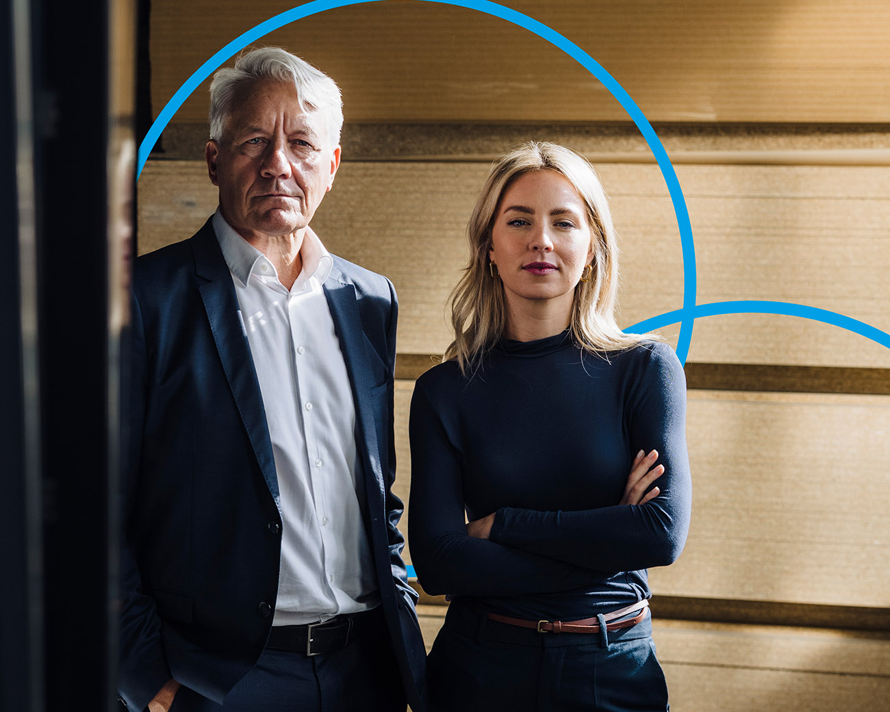 Ervaren zakenman met junior collega