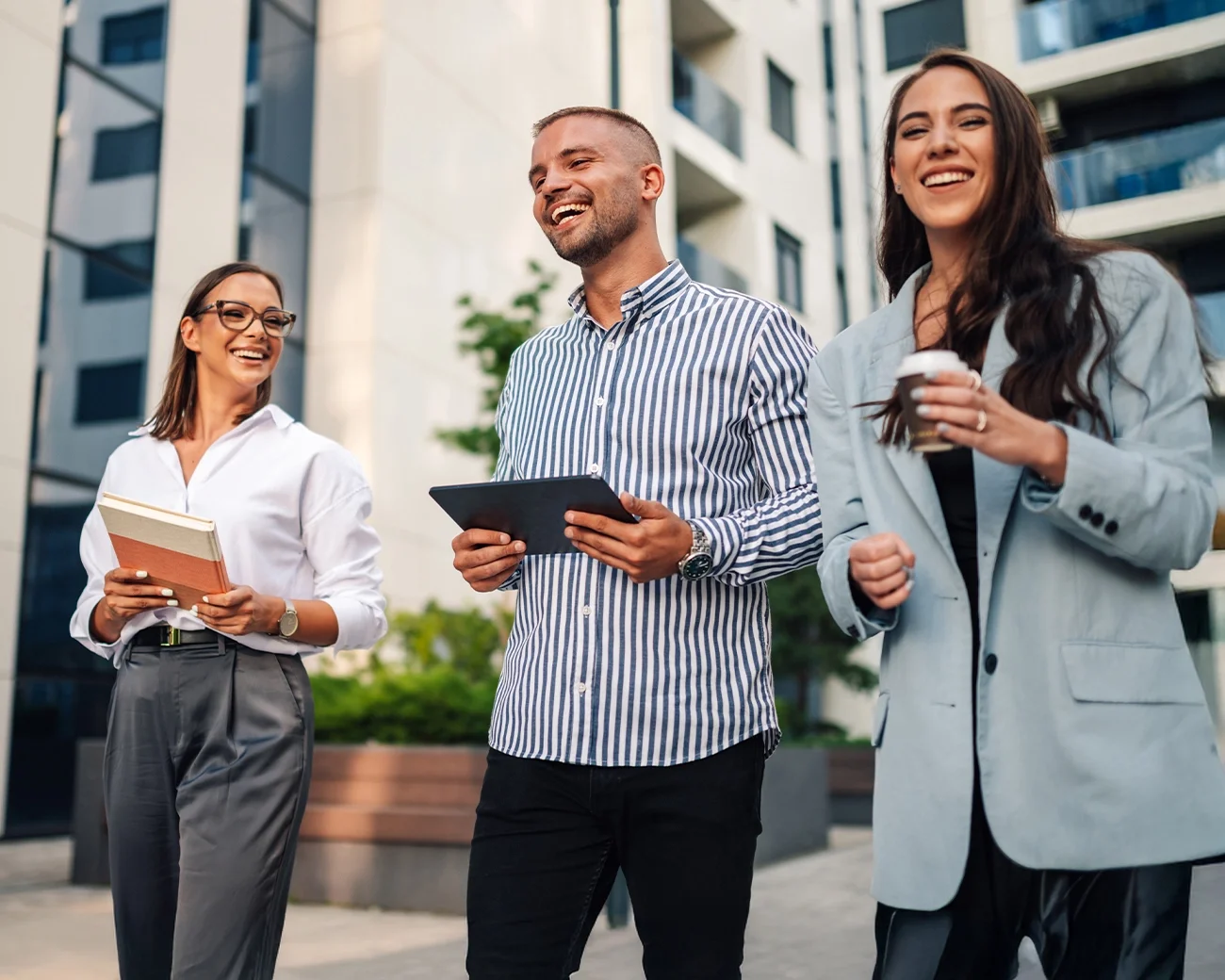 Lachende professionals wandelen langs kantoor