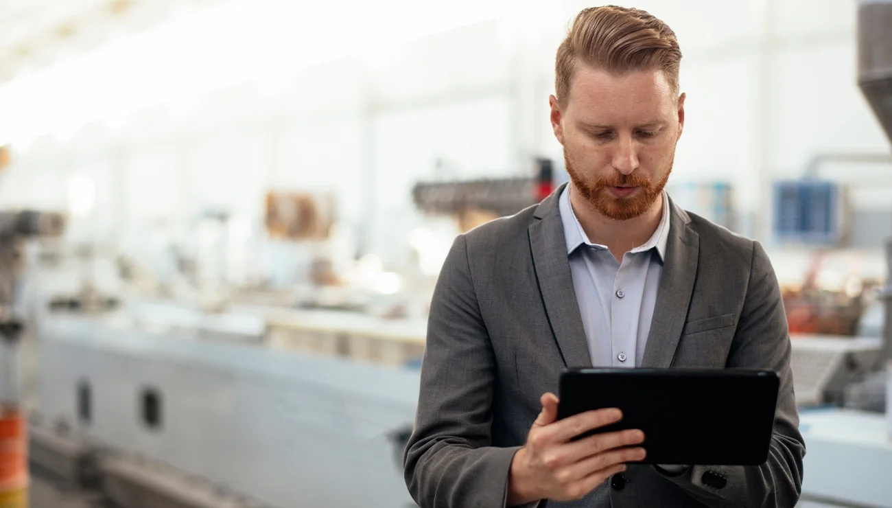 Man die bezig is op zijn tablet