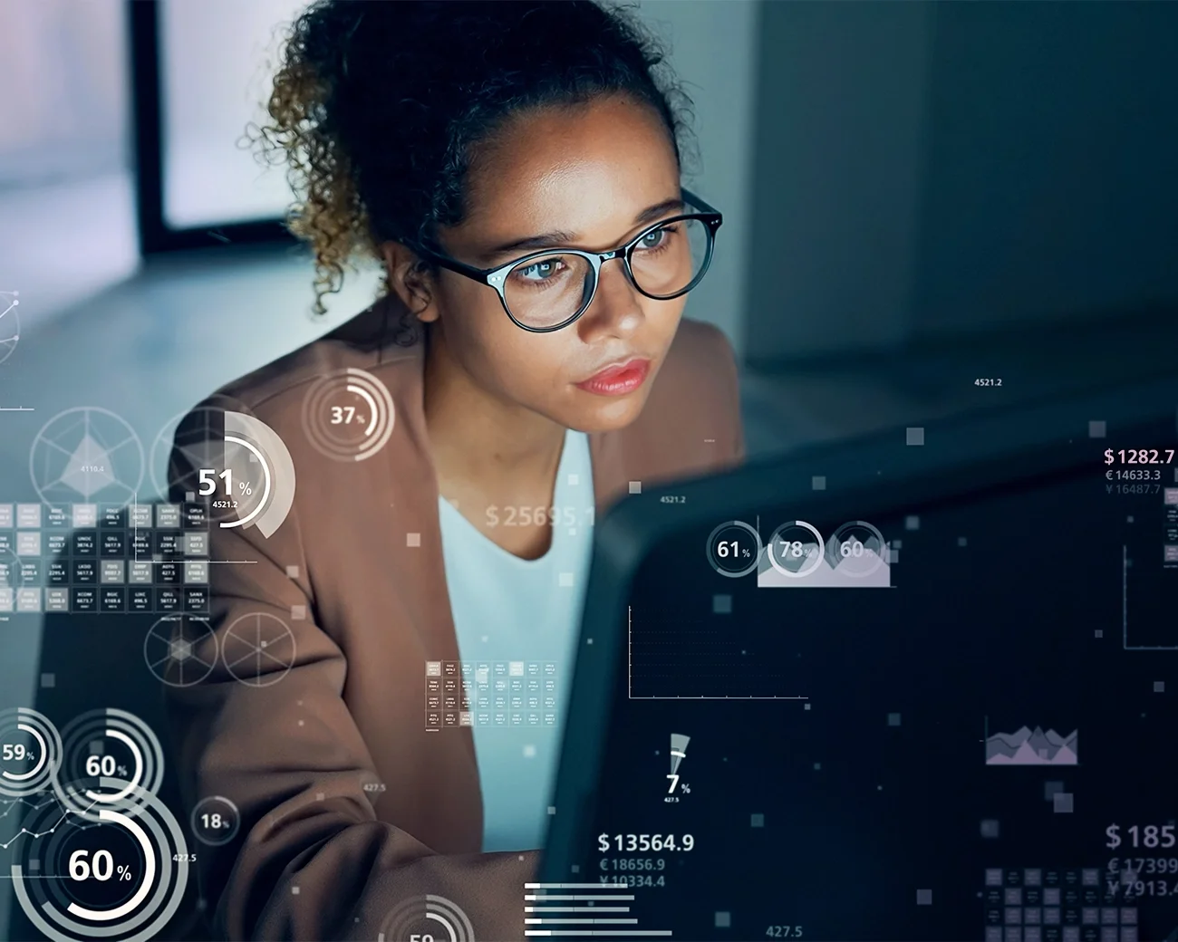 Professional analyseert data in Power BI-dashboard