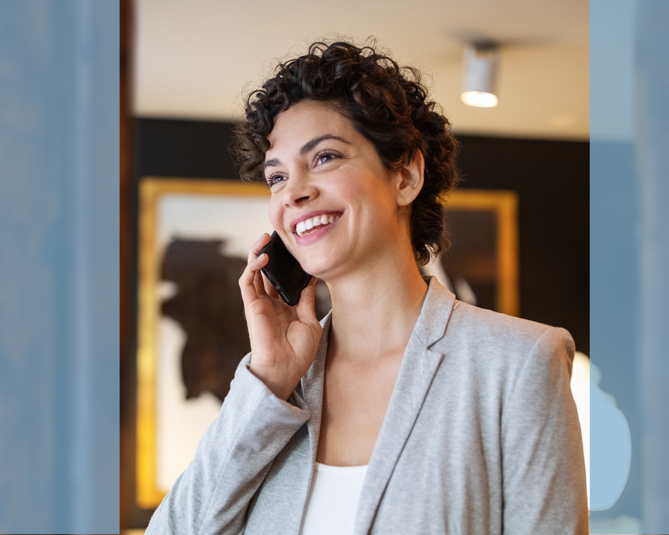 Bellende vrouw in zakelijke omgeving