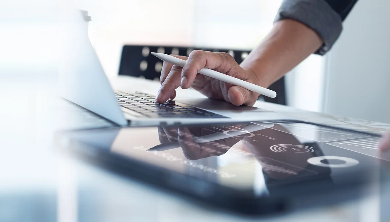 Hand op laptop