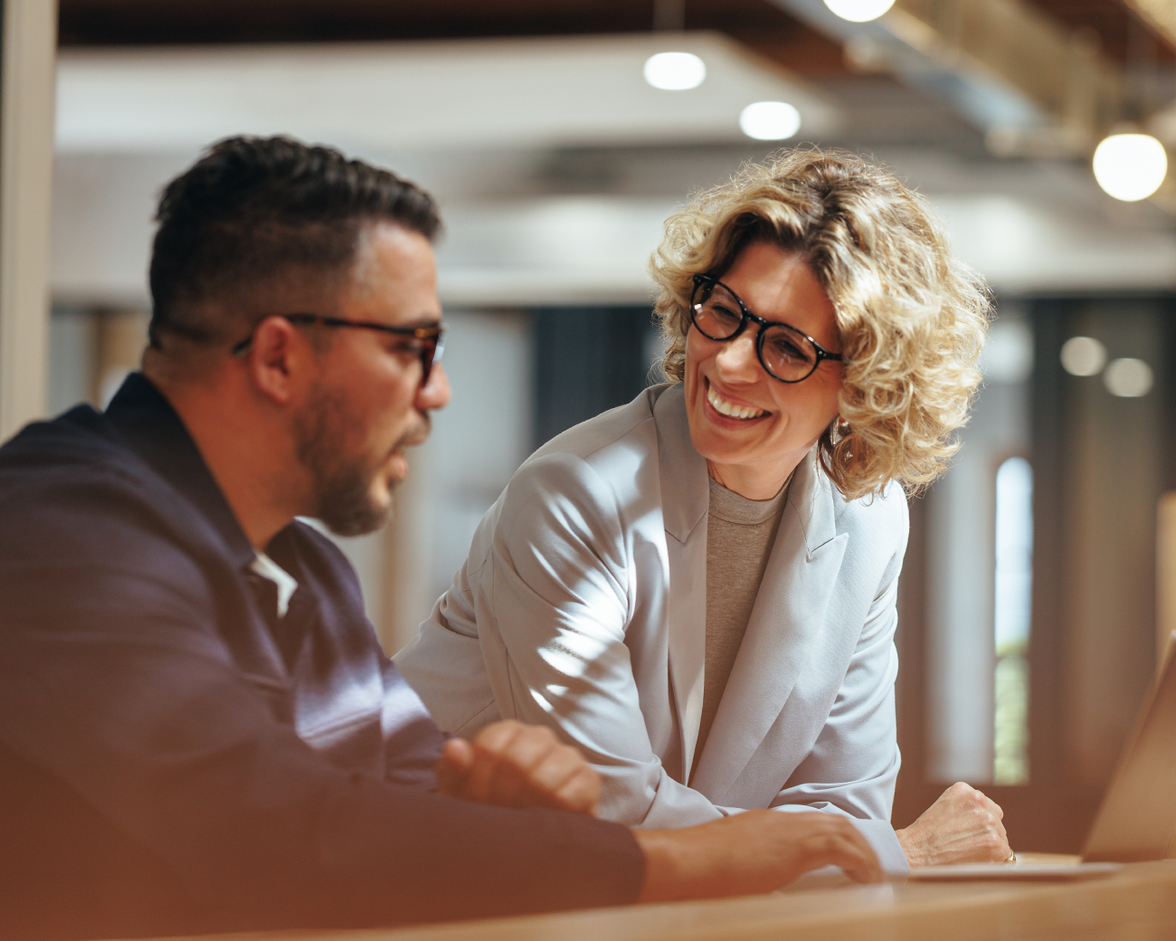 Man en vrouw in gesprek