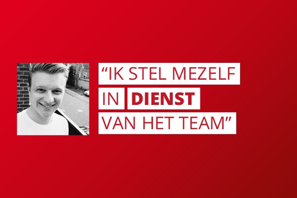 Zwart-witfoto van Jeroen van der Woude in rode banner met tekst in wit blok "Ik stel mezelf in dienst van het team"