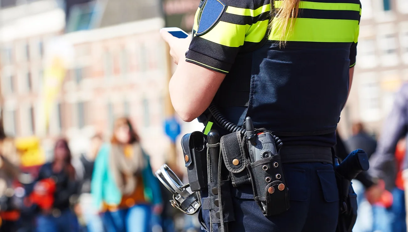 Achteraanzicht van een politieagent