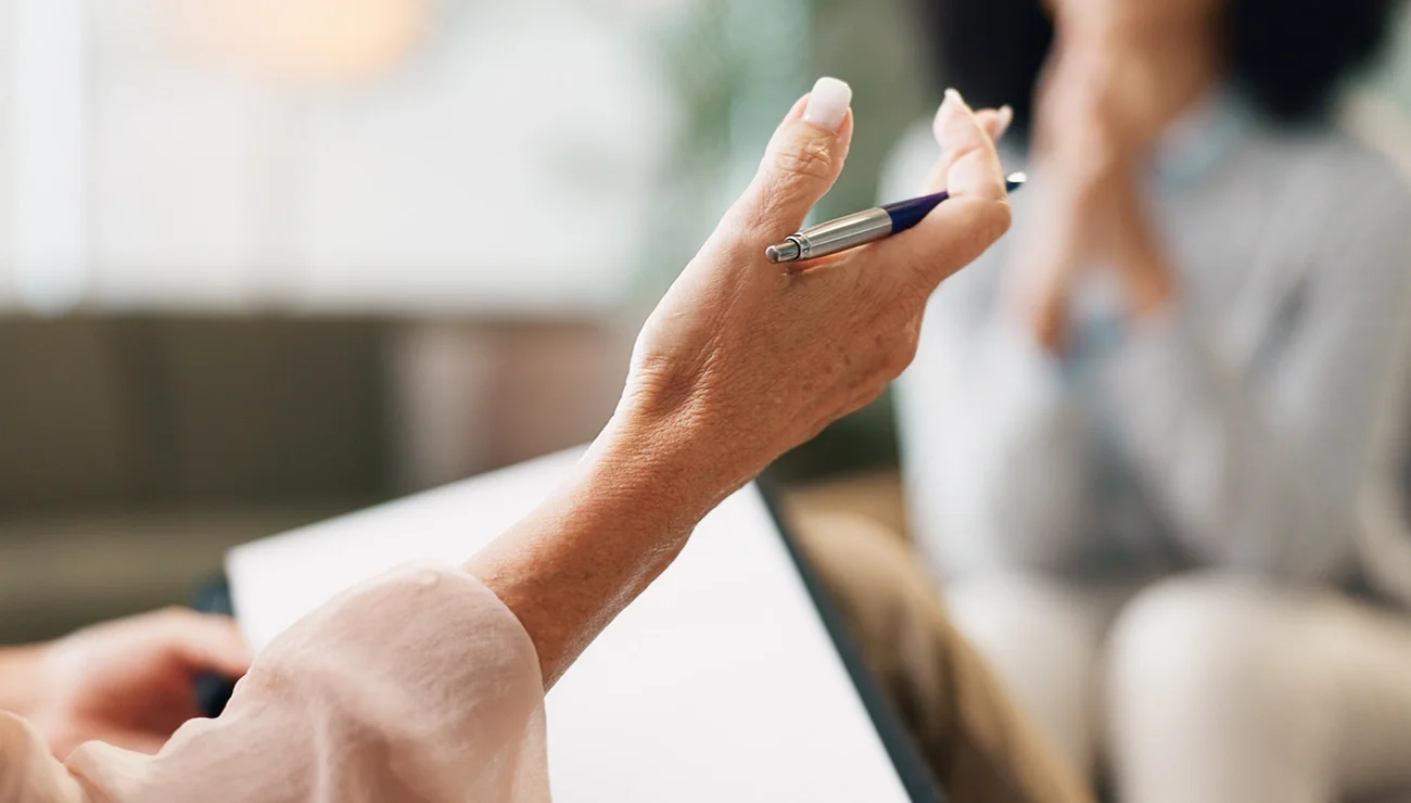 vrouw met pen in handen