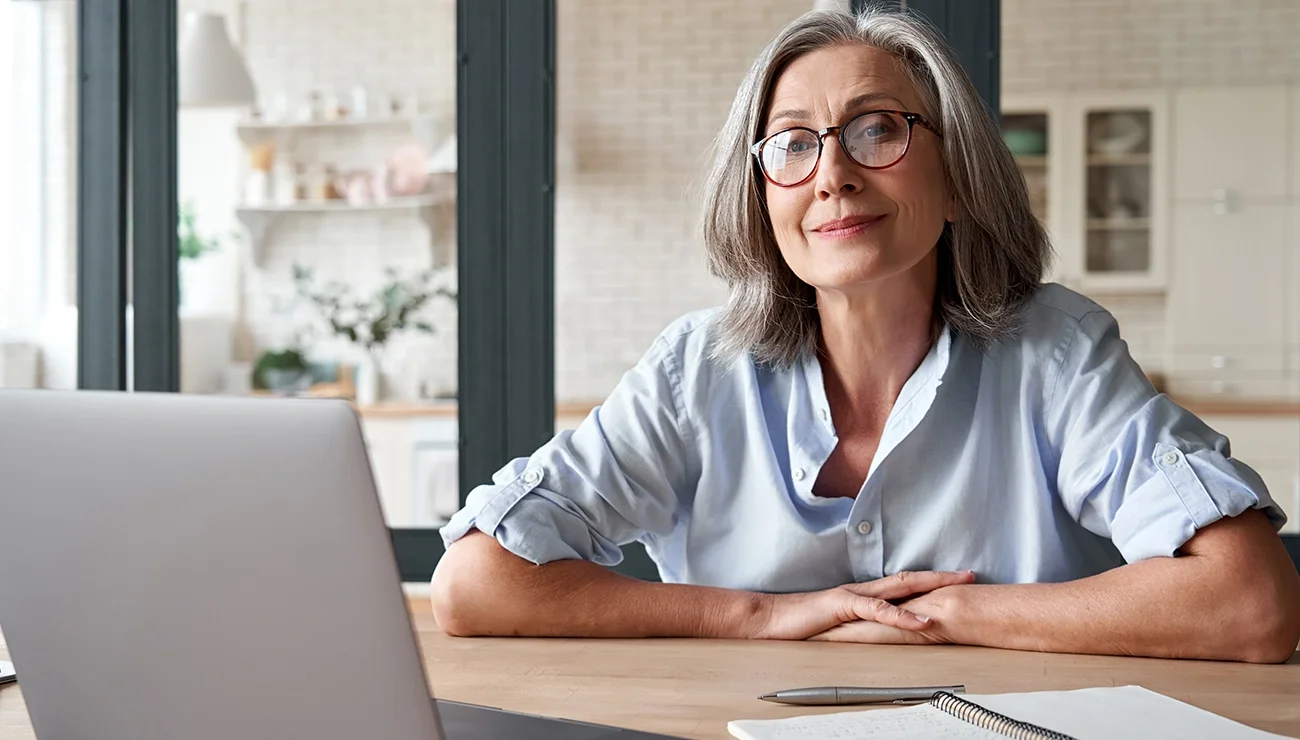 Zelfverzekerde professional achter laptop thuis