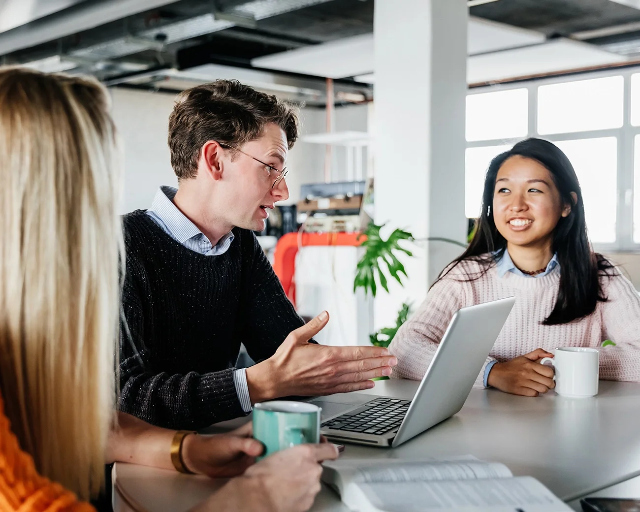 Collega's communiceren met elkaar
