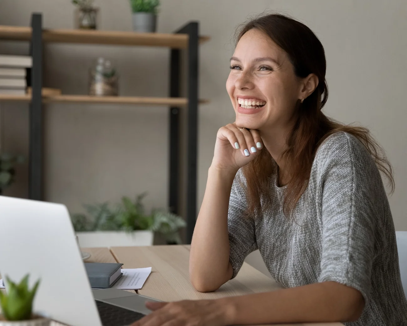 Lachende vrouw bij laptop