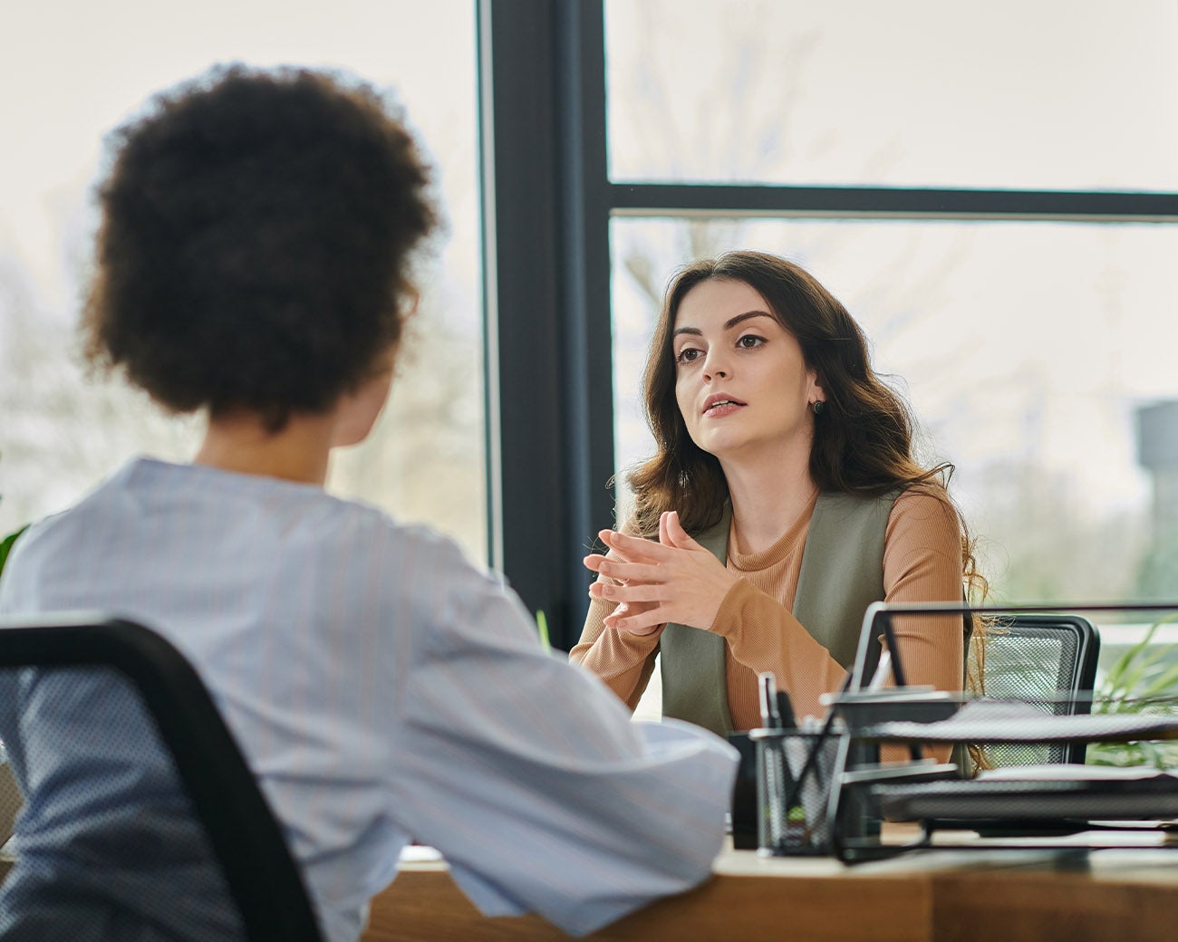Manager en werknemer in serieus gesprek.