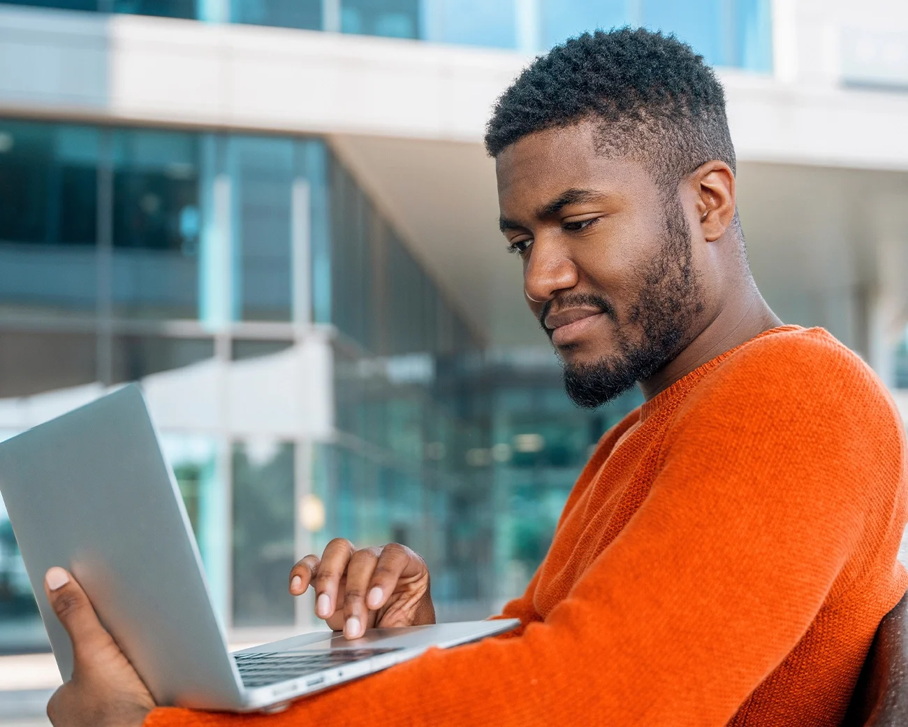 man achter laptop