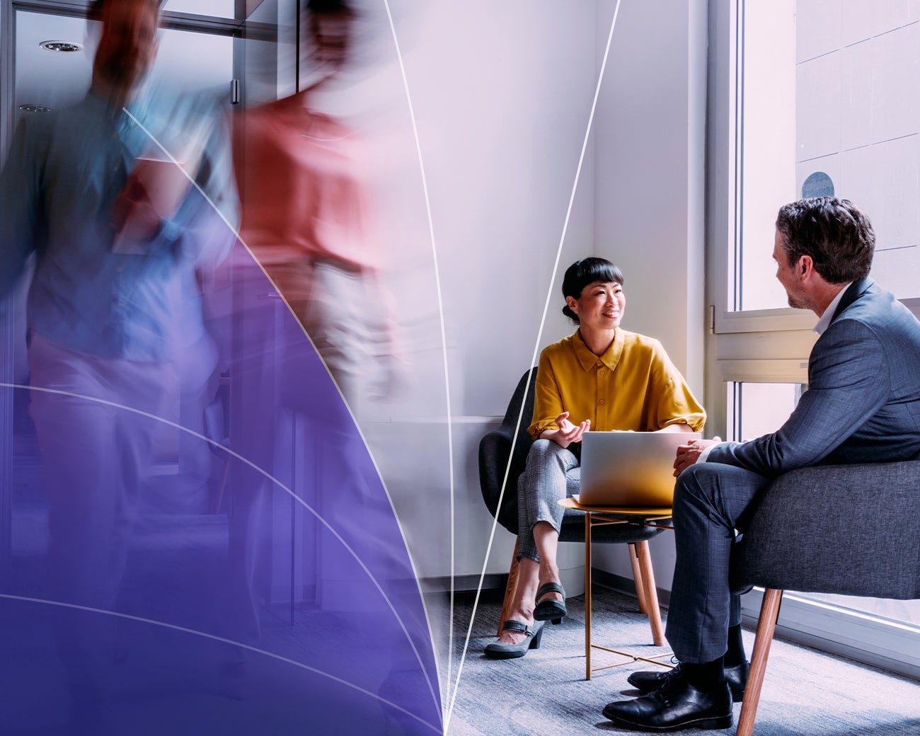 Gesprek tussen collega's naast bewegende voorbijgangers