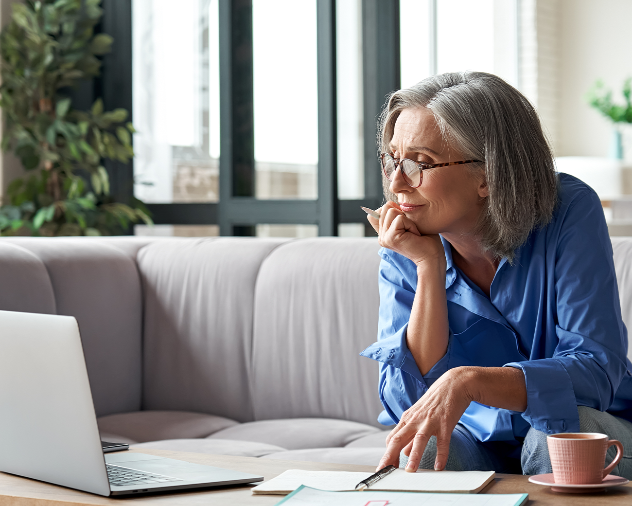 Vrouw kijkt naar laptop