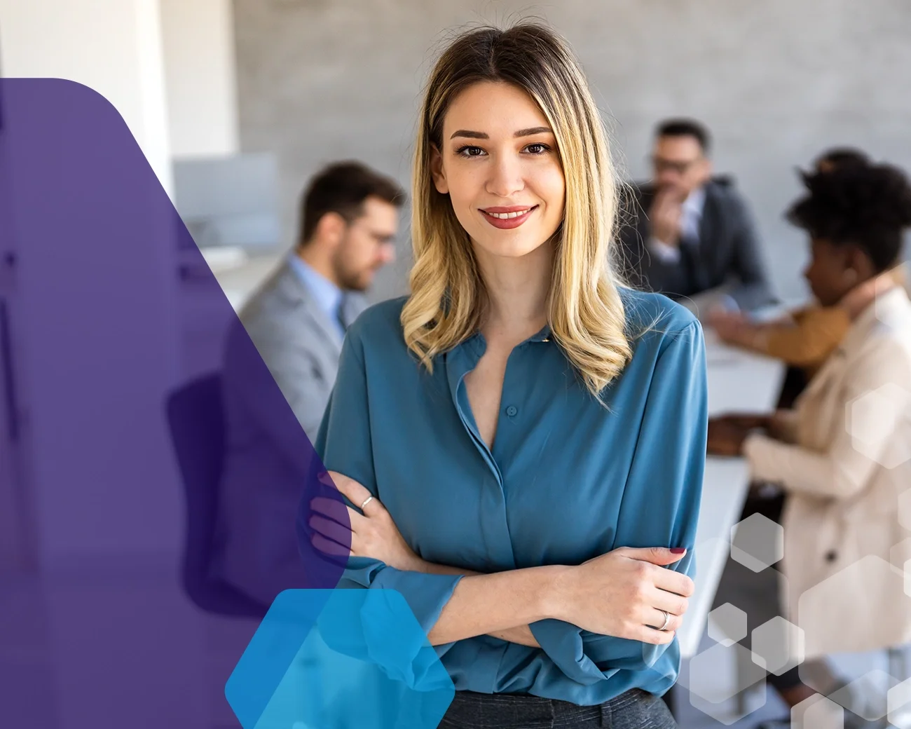 Jonge zakenvrouw lacht in de camera