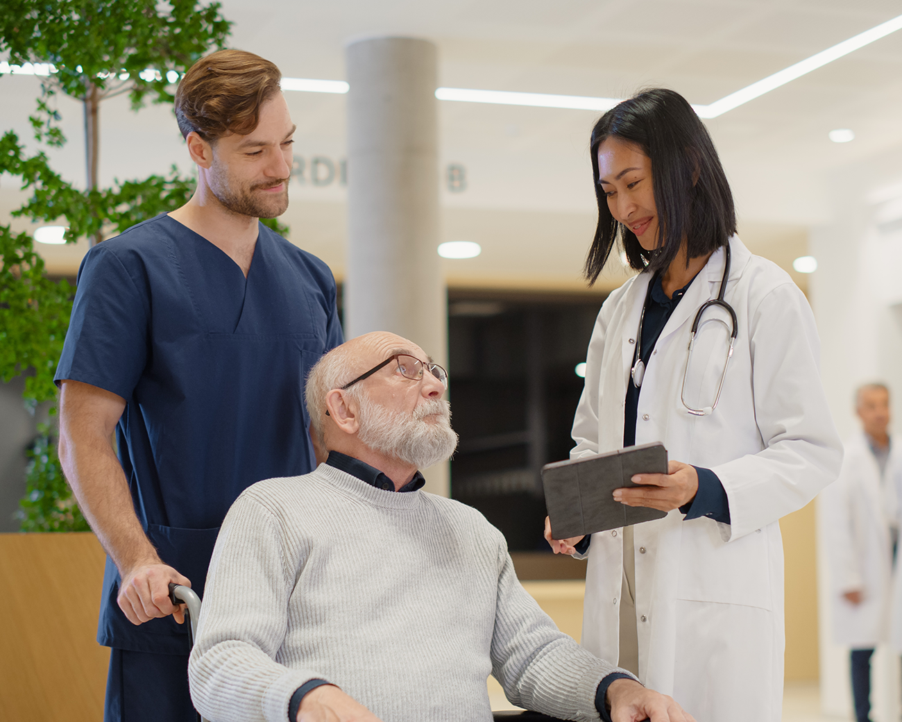 Zorgmedewerkers bekommeren zich over oudere meneer