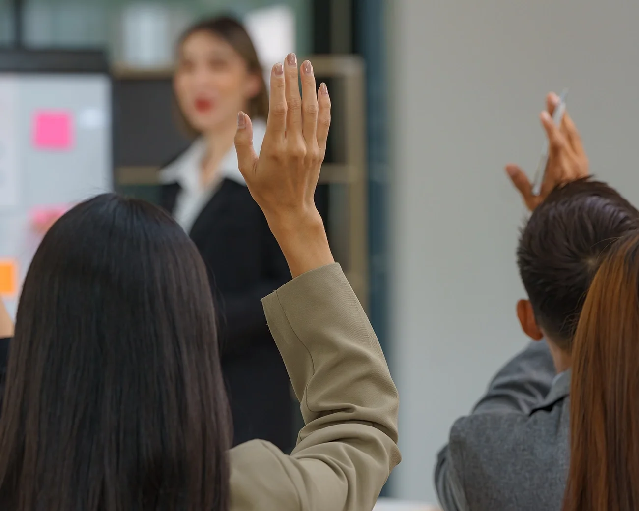 Leerlingen steken handen op