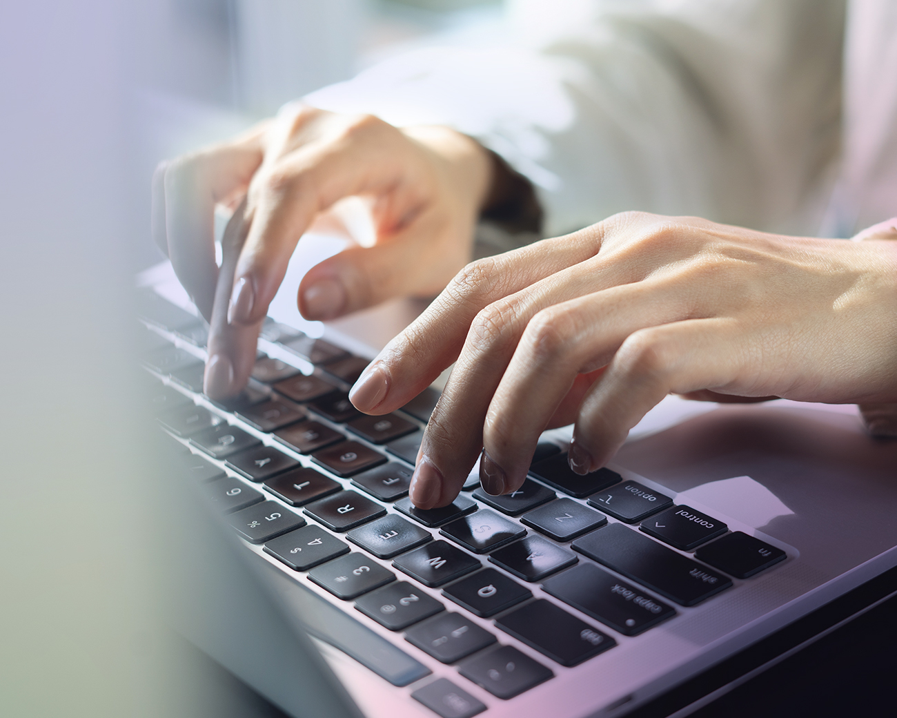 Professional werkt met Excel op een laptop