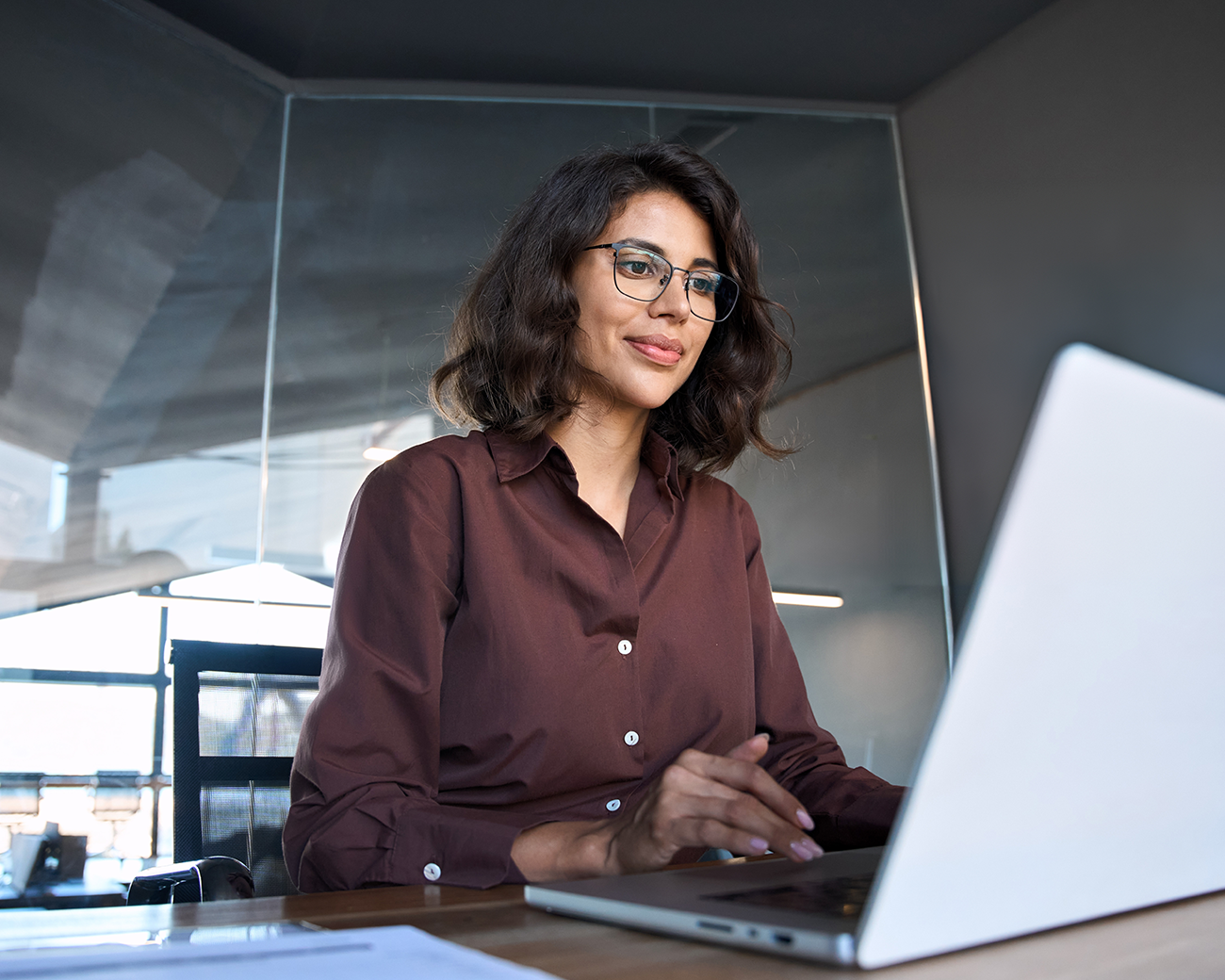 Vrouw op kantoor gebruikt ChatGPT