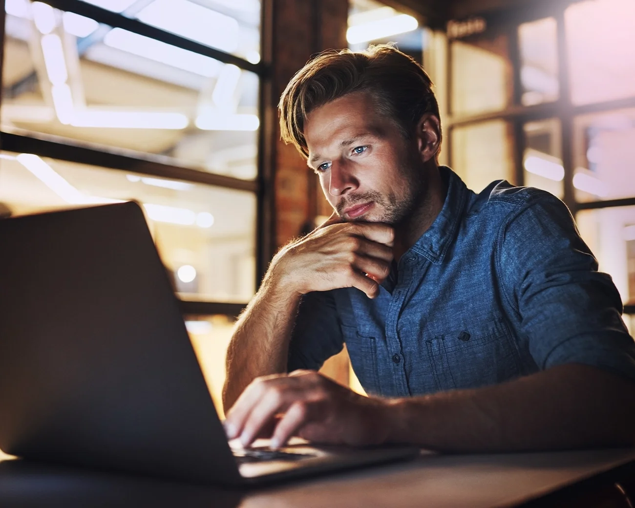 Professional achter laptop werkt met ITIL® 5