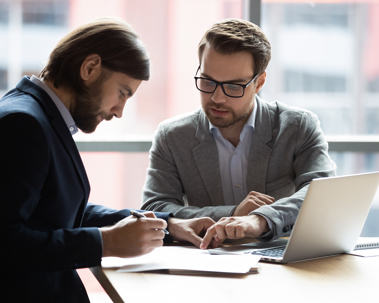 Twee mannen bespreken een document.