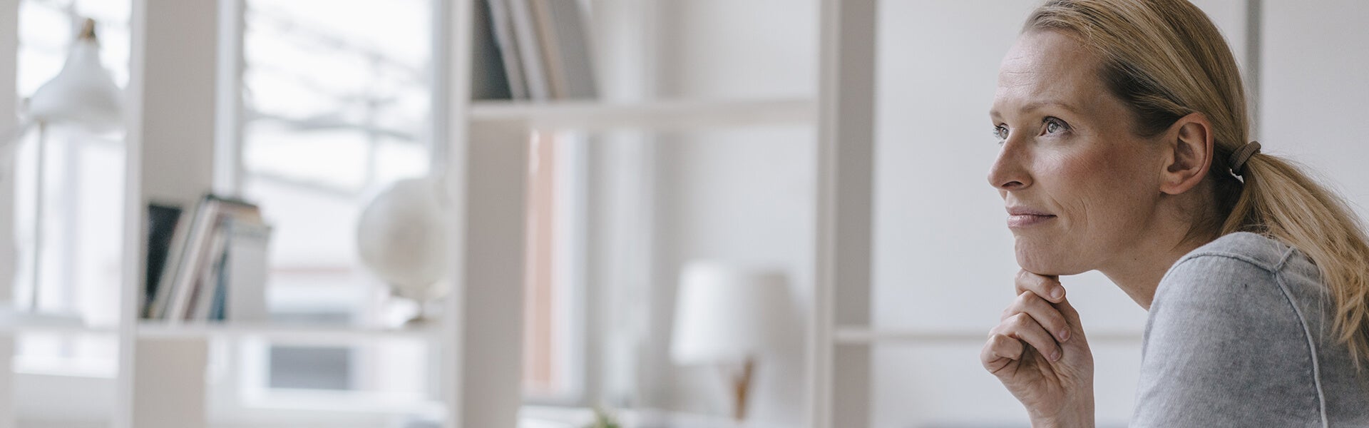 Blonde vrouw kijkt nadekend