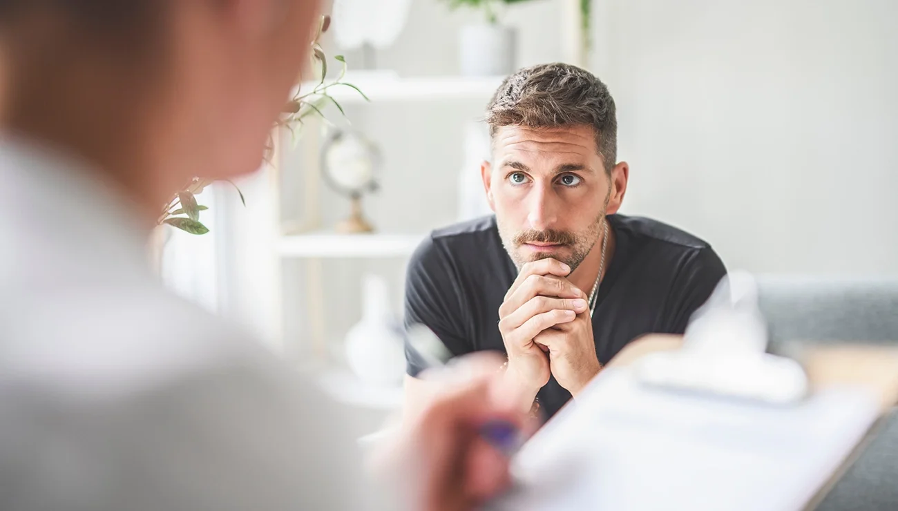 Man is luisterend aan het kijken naar een andere man
