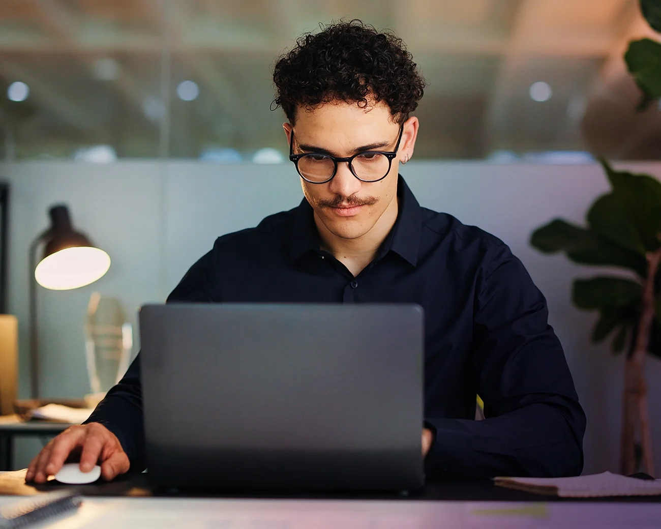 Professional werkt aan dashboard op laptop