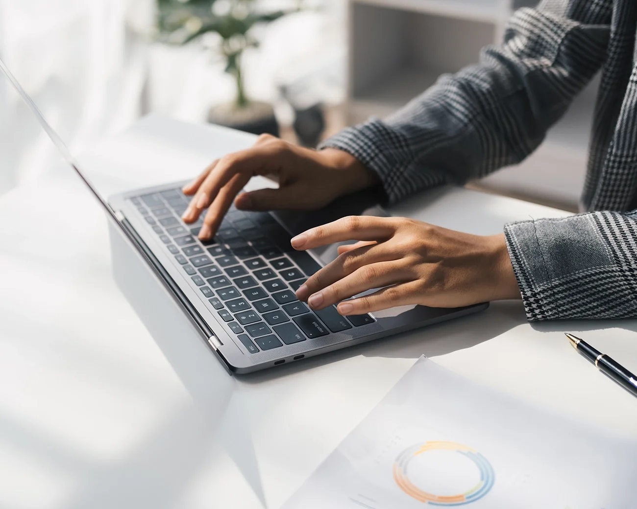 Professional typt achter laptop