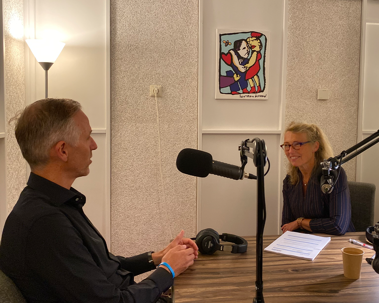 Jeroen Pater achter de microfoon bij de podcast