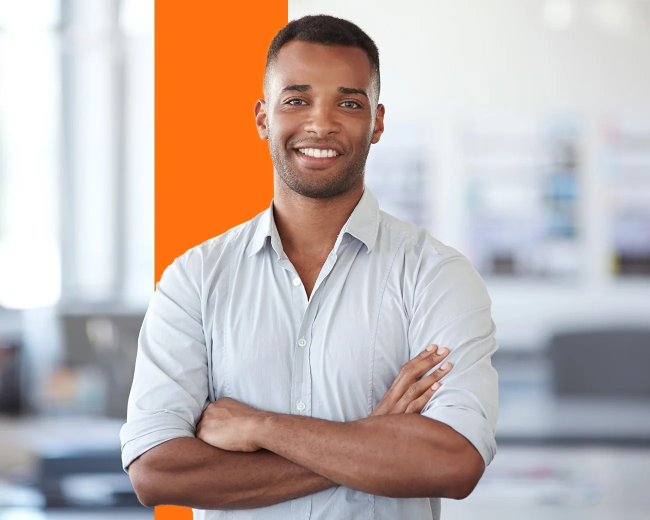 Lachende man in overhemd met gekruiste armen