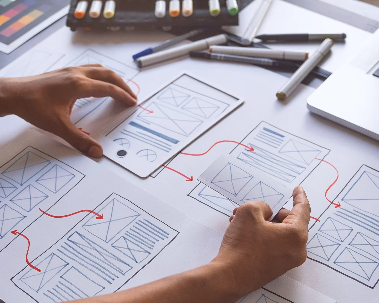 Persoon brengt webdesign in kaart