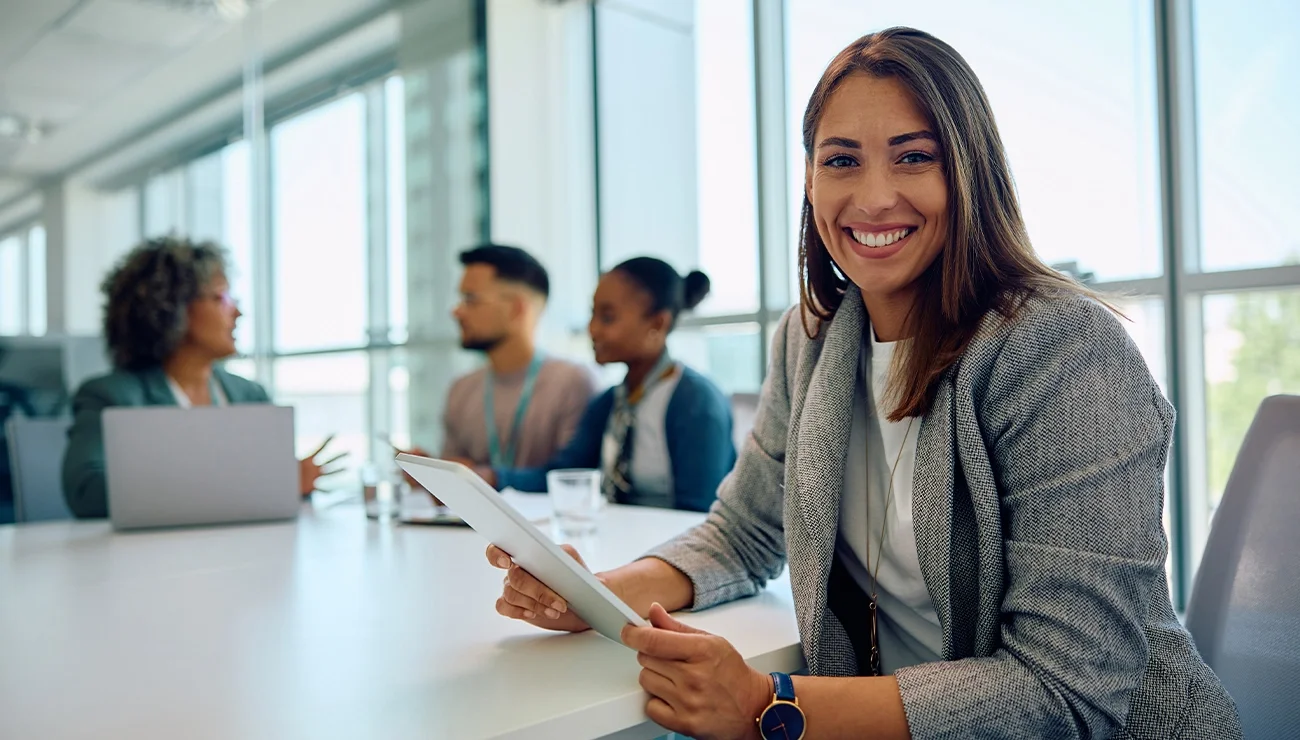 Een vrolijke management assistent