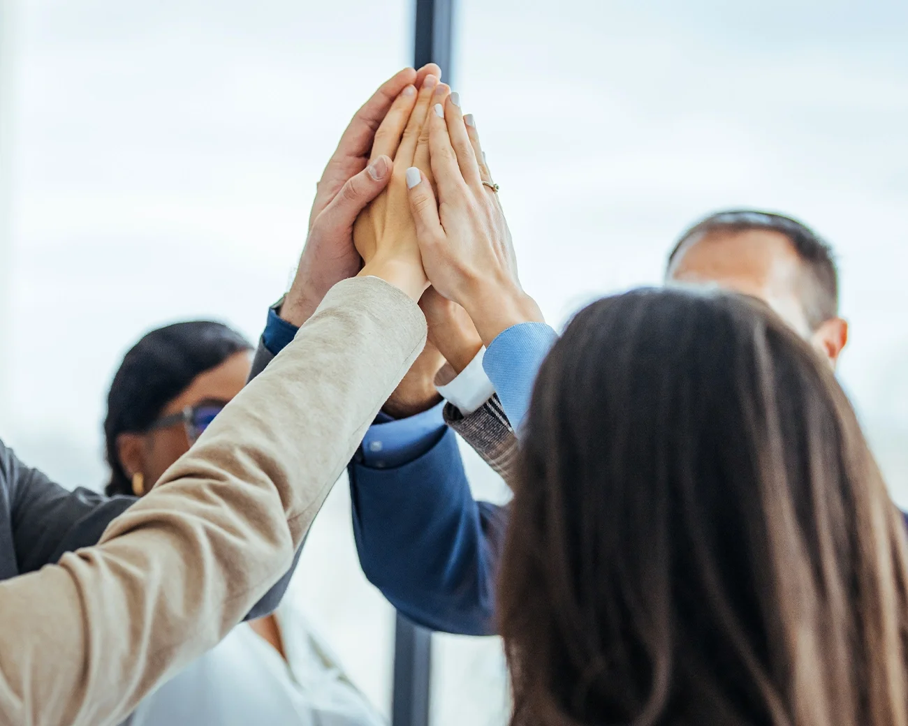 Mensen slaan de handen ineen