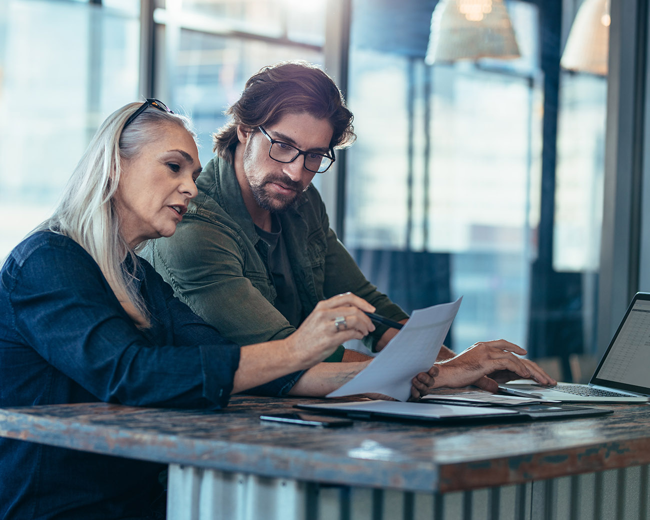 Twee collega's in overleg