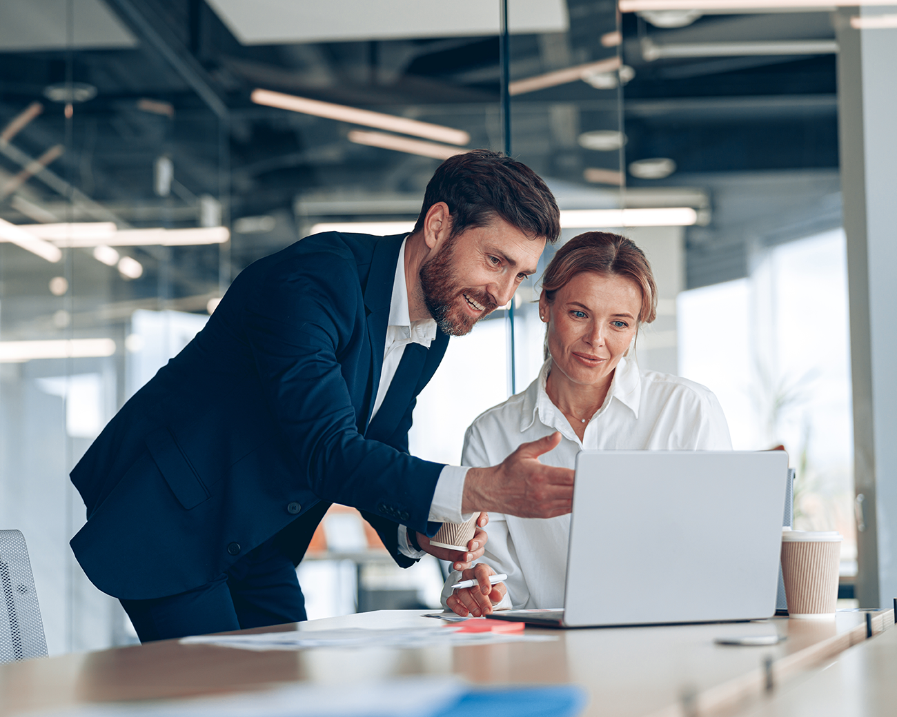 man en vrouw kijken naar laptop