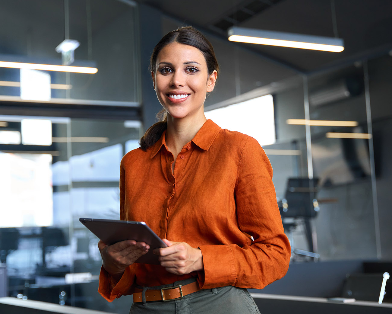 Vrouw op kantoor met tablet in haar hand