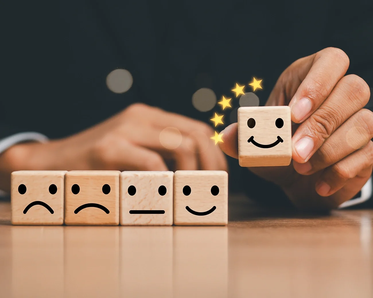 Leidinggevende en werknemer in gesprek. 