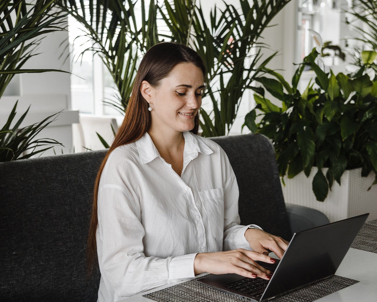 Vrouw typt achter laptop
