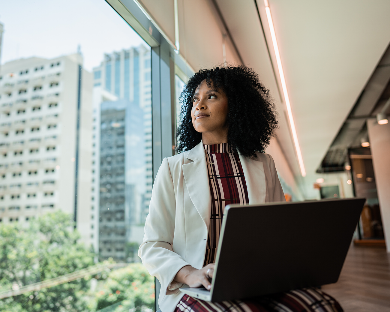 Vrouw kijkt uit het raam.