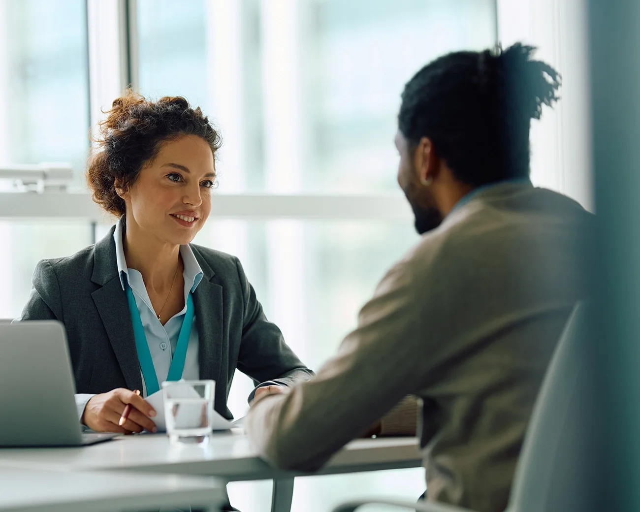 2 collega's in vergadering