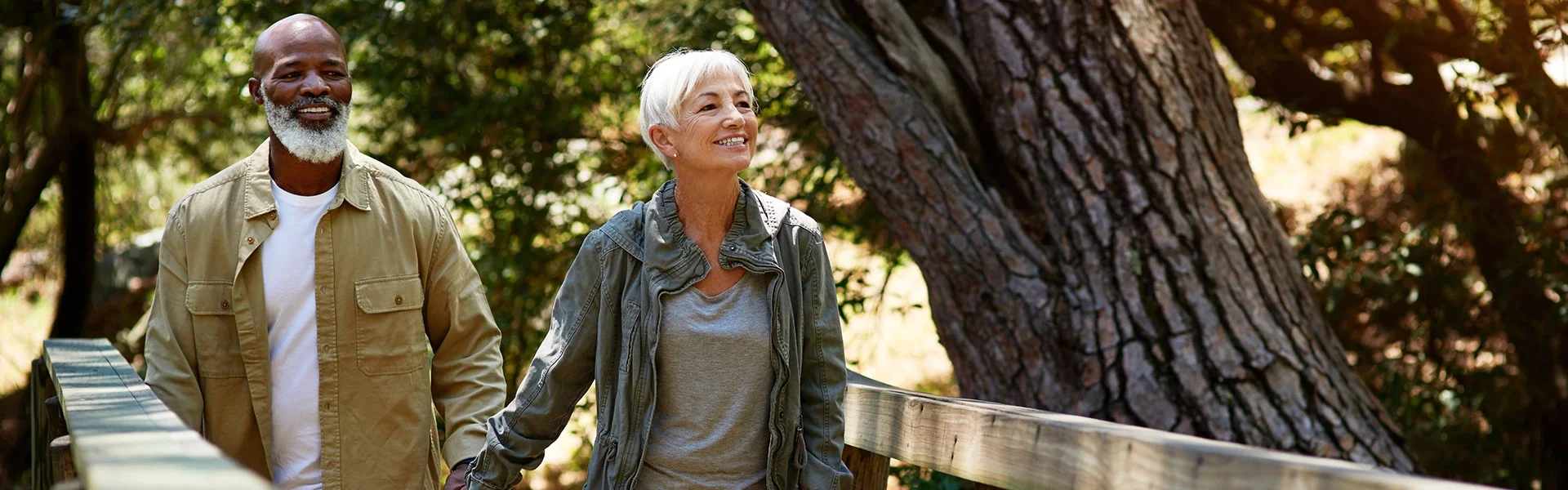 Ouder koppel loopt wandelt door het bos