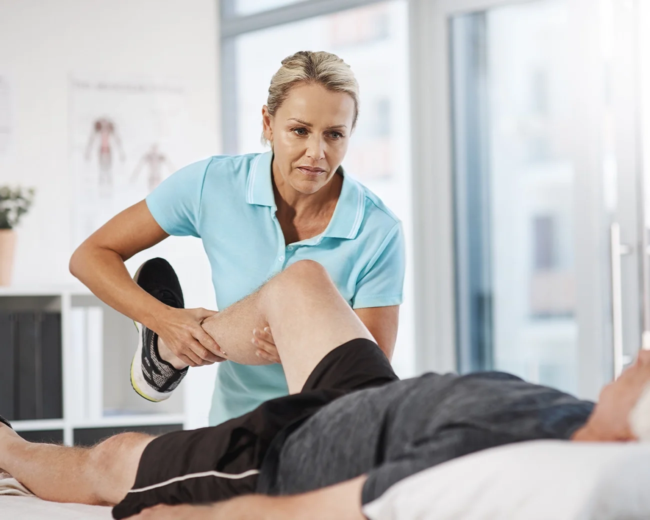 Fysiotherapeut helpt man revalideren na knieoperatie