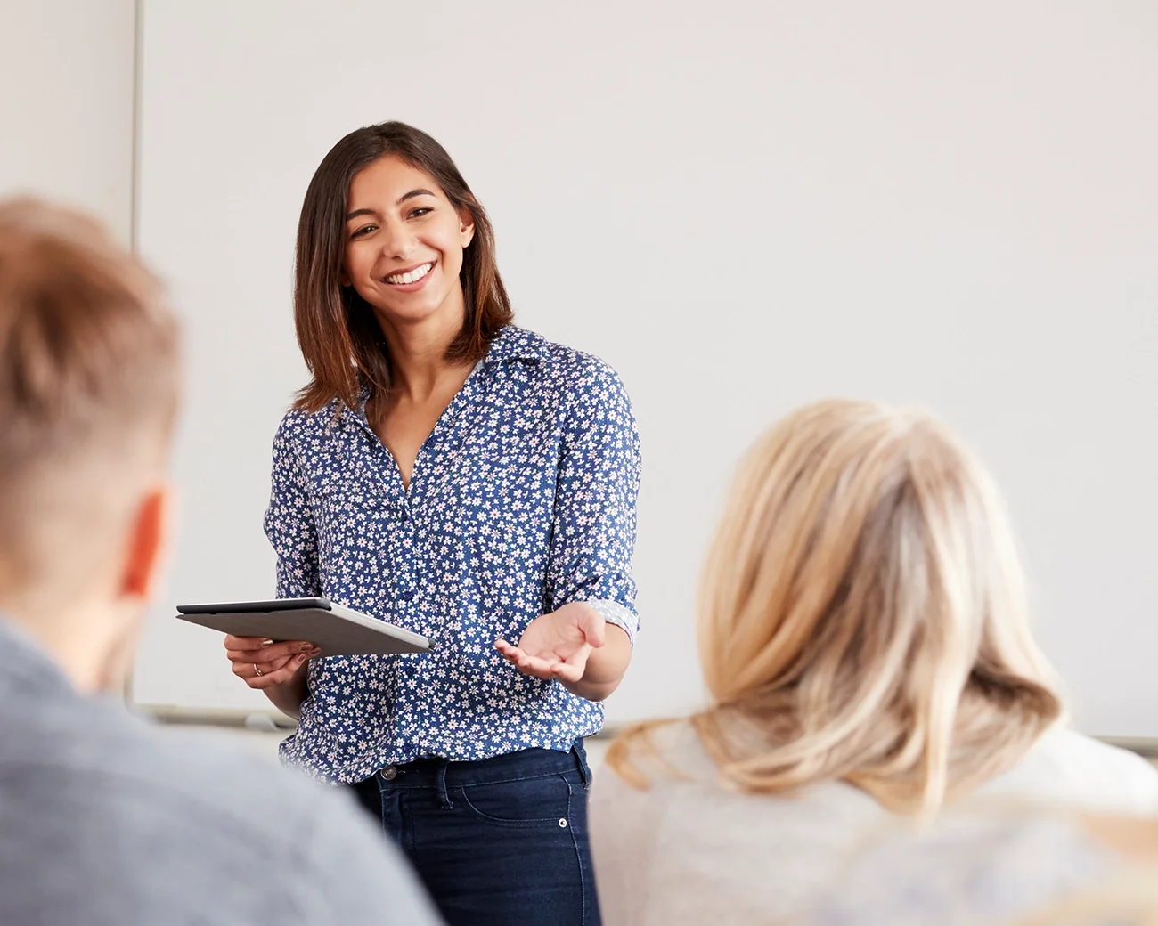 Vrouw presenteert voor een groep