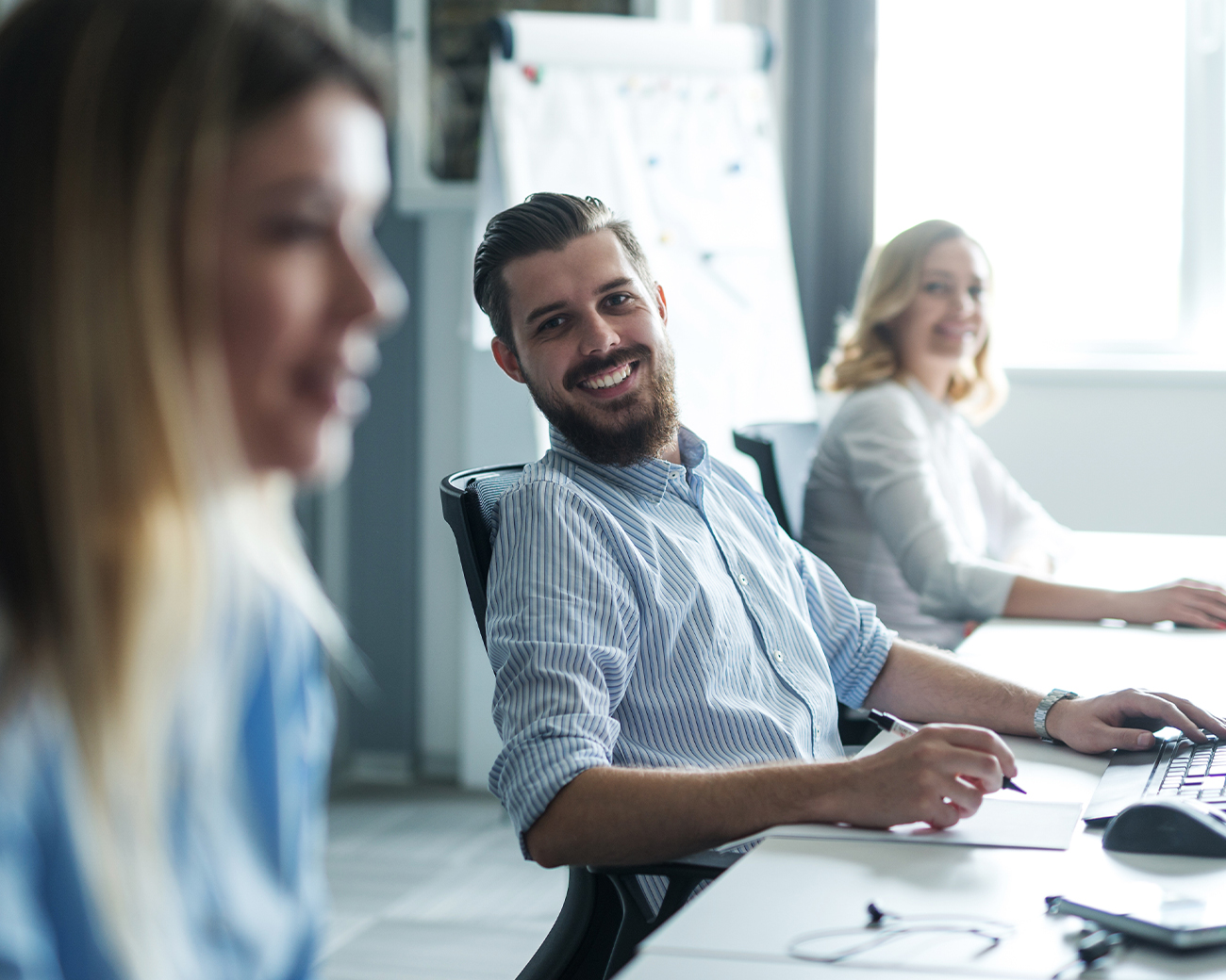 Professionals in kantooromgeving zittend aan een bureau