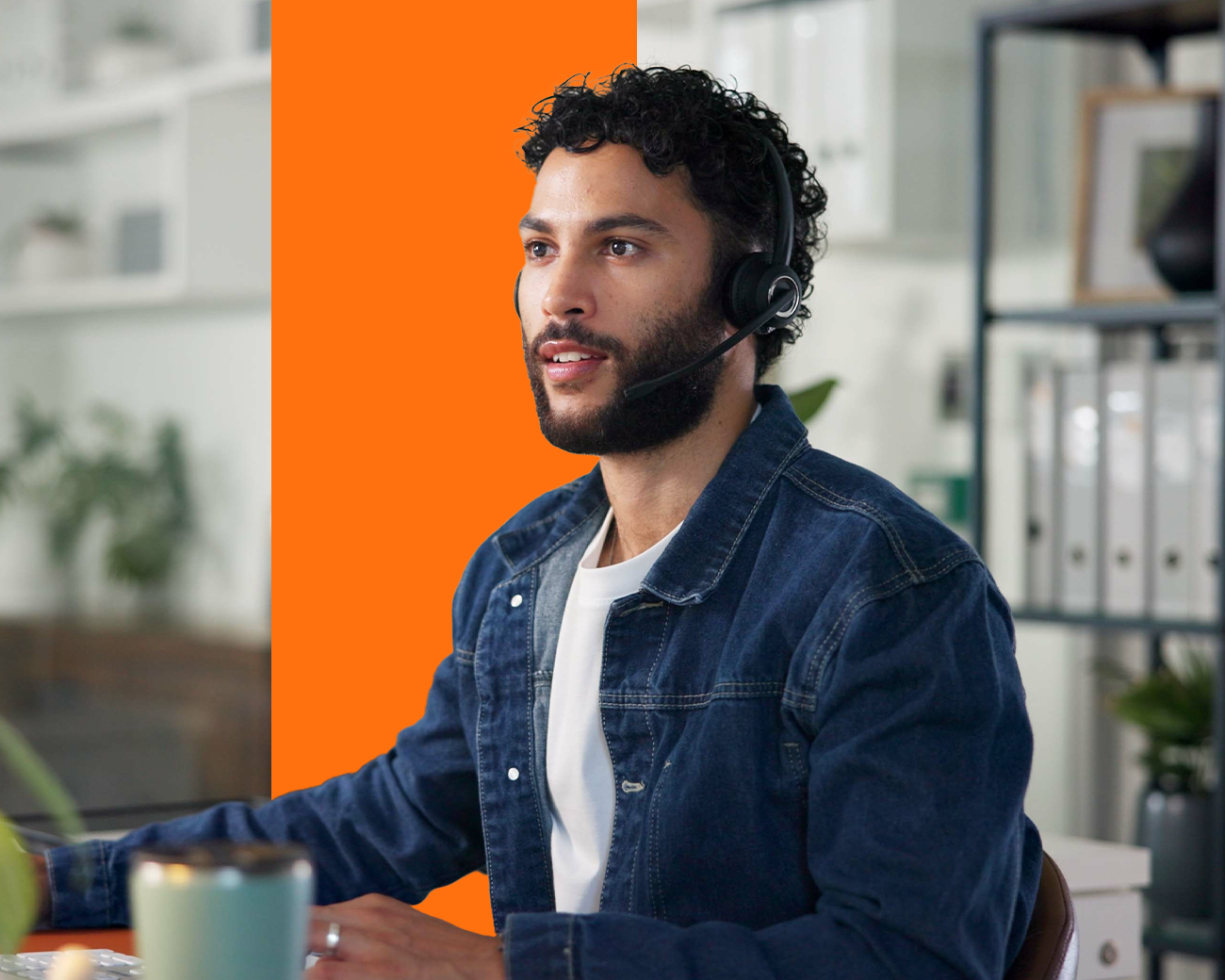 Persoon met een koptelefoon aan het bellen