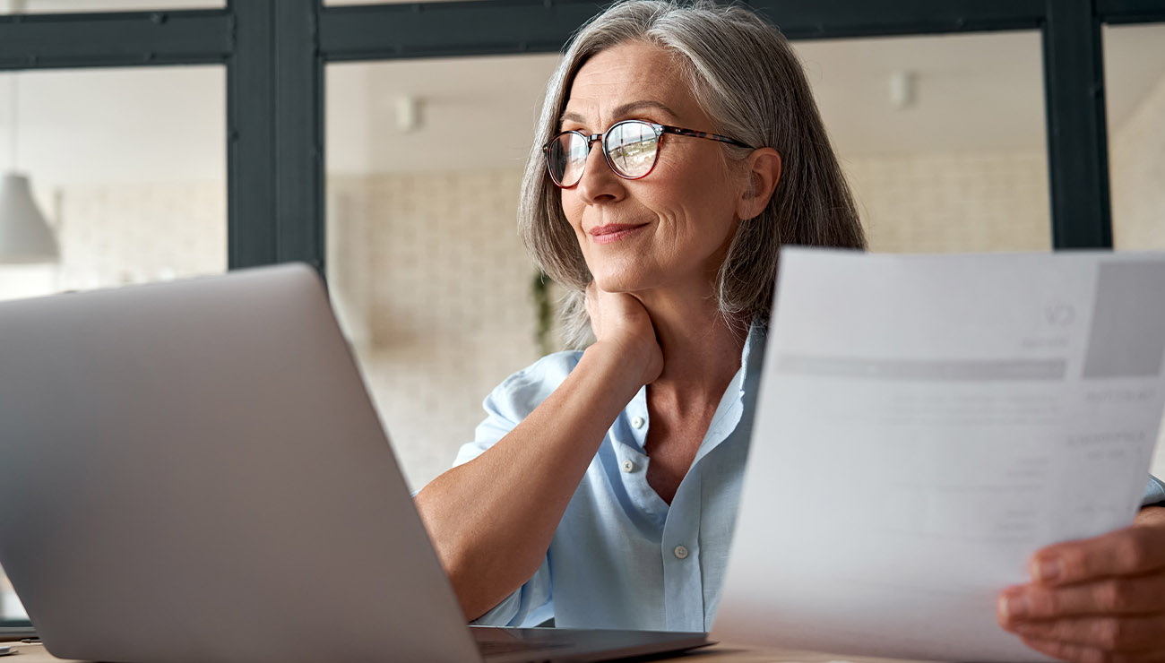 Vrouw grijs haar achter laptop