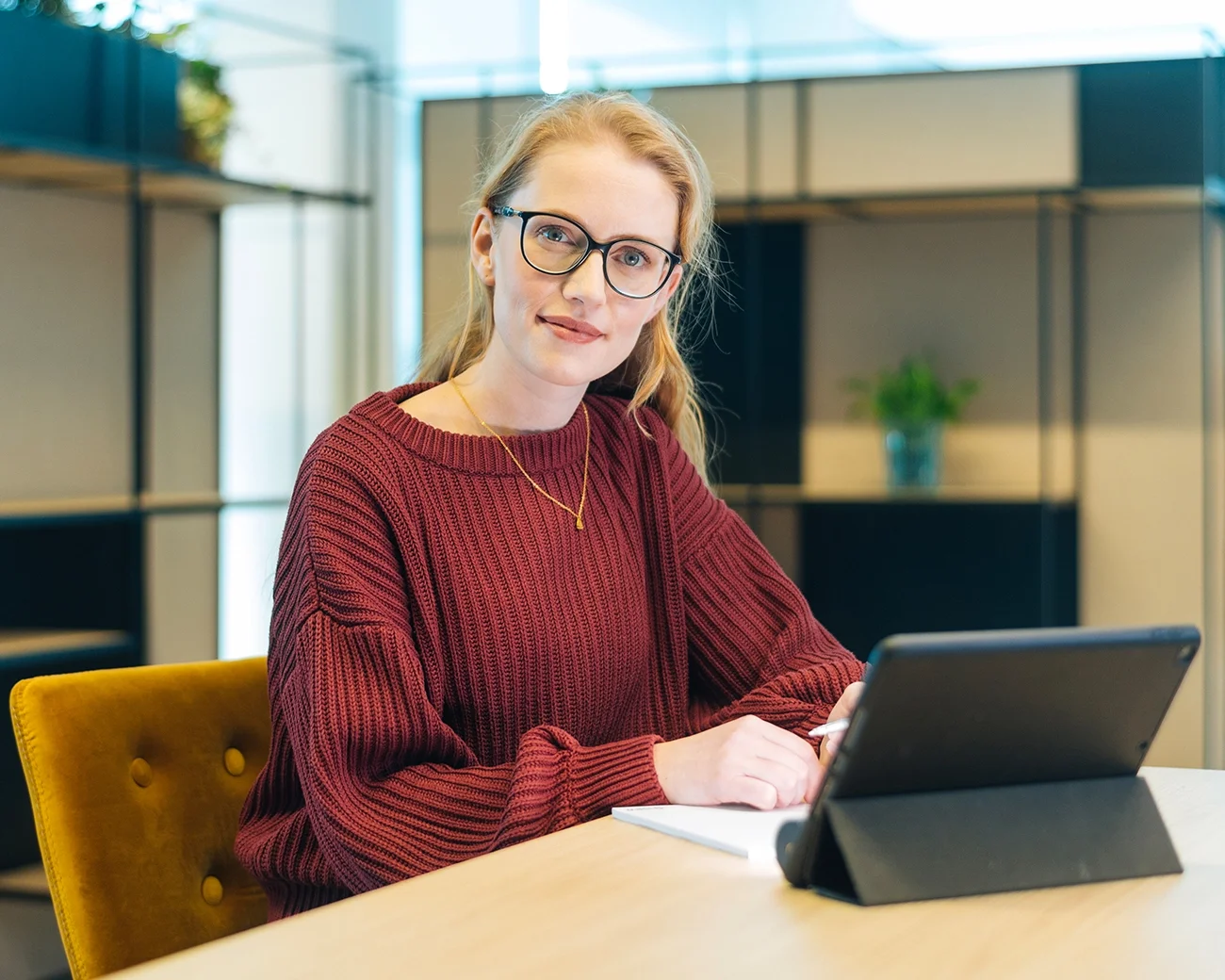 Mevrouw die de financiële regelingen voor een vernieuwde Post HBO van ISBW onderzoekt op haar tablet