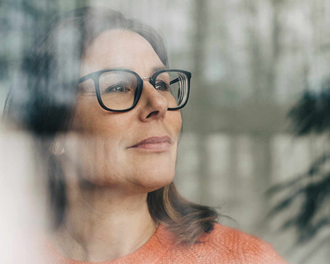 Vrouw kijkt naar buiten